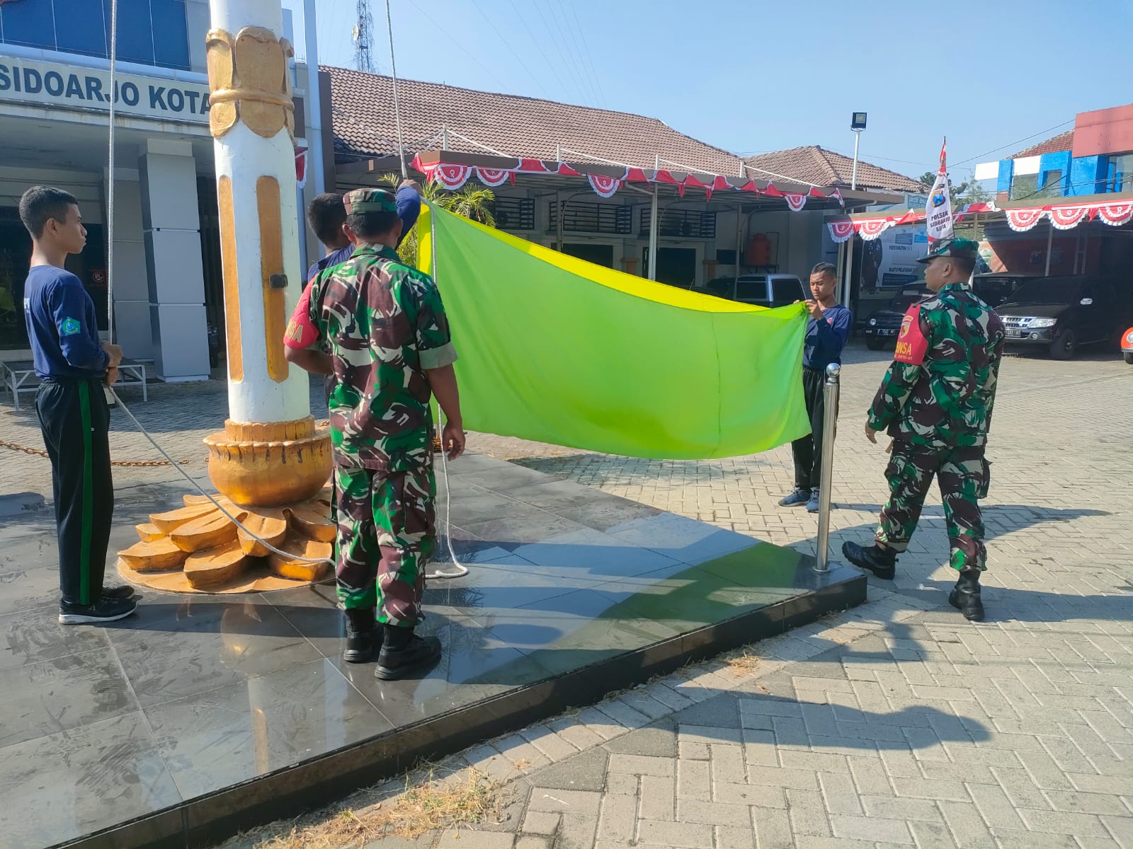 Babinsa 0816/01 dengan disiplin menyiapkan Tim paskib HUT RI ke 78 kecamatan Sidoarjo 