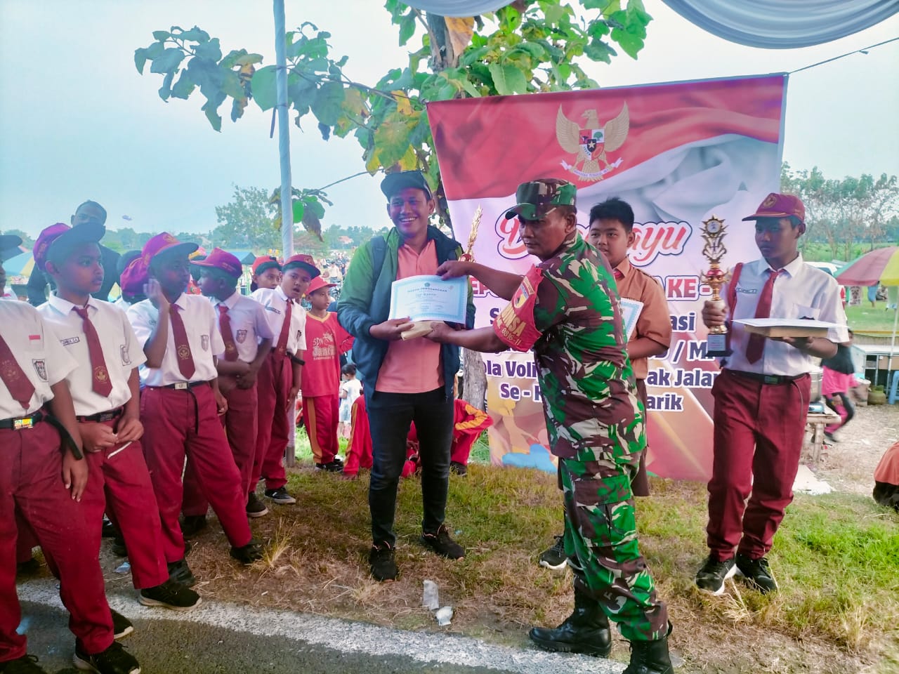 Babinsa Koramil 0816/11 Tarik Monitoring dan Pengamanan Lomba Gerak Jalan di Desa Binaan