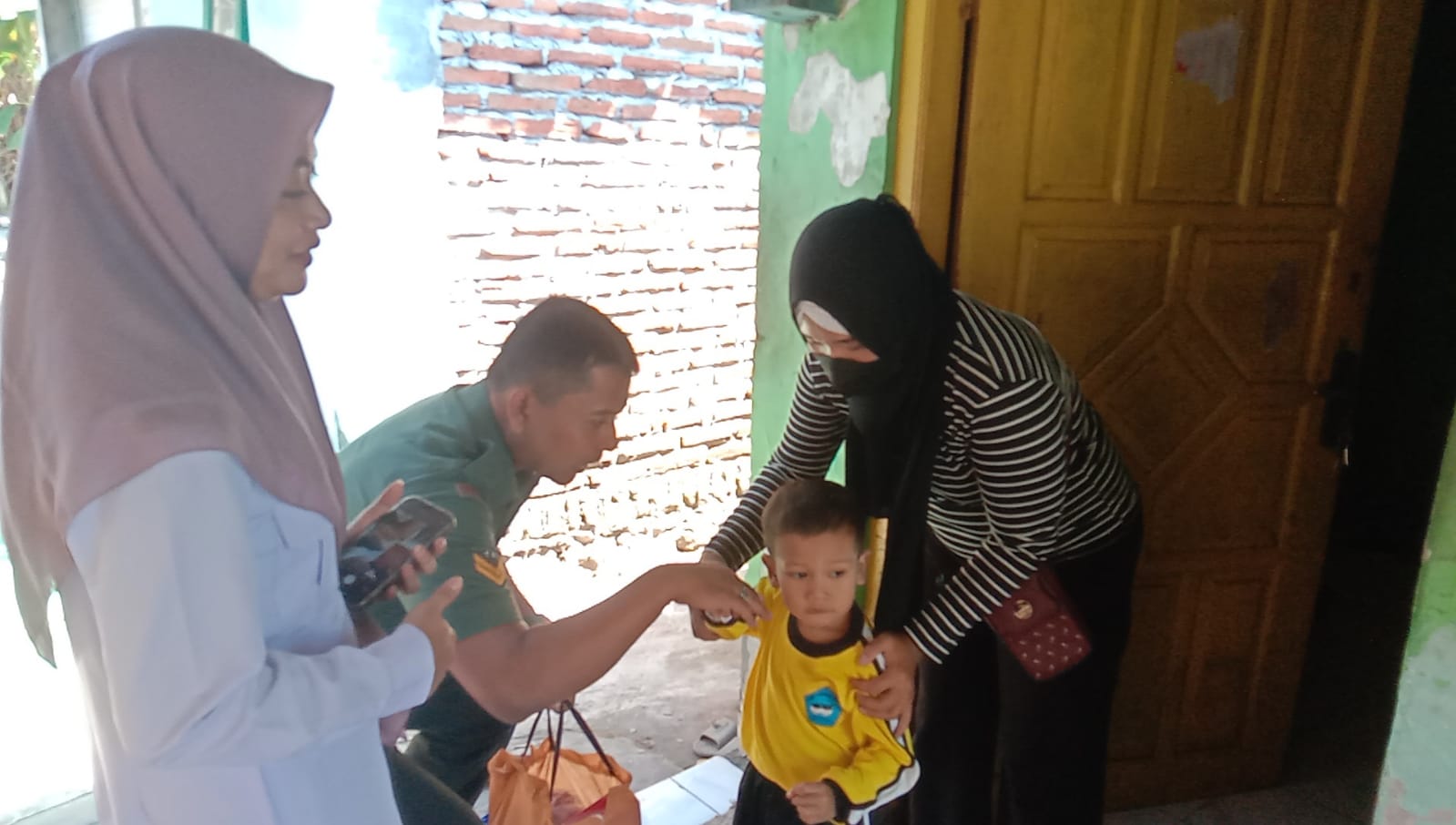 Wujud Kepedulian TNI, Koramil 0816/12 Prambon Berikan Bantuan Kepada Warga Binaan