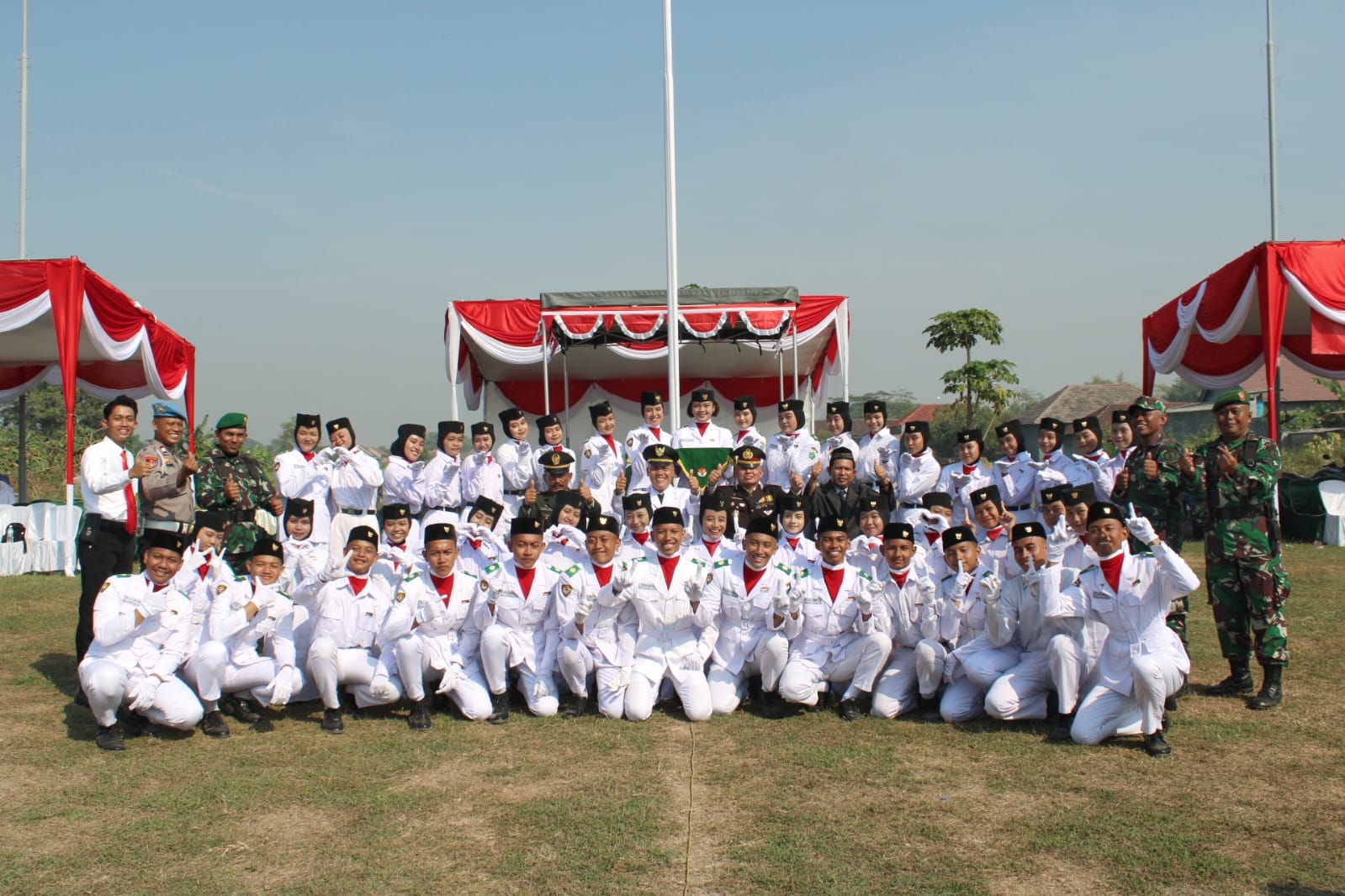 HUT KEMERDEKAAN RI  Ke-78 TA 2023, FORPIMKA TARIK MERIAHKAN DENGAN UPACARA BENDERA DI LAPANGAN  DESA TARIK