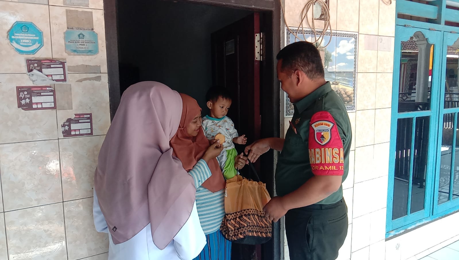 Tekan stunting, Babinsa Koramil 0816/12 Prambon berikan bantuan PMT