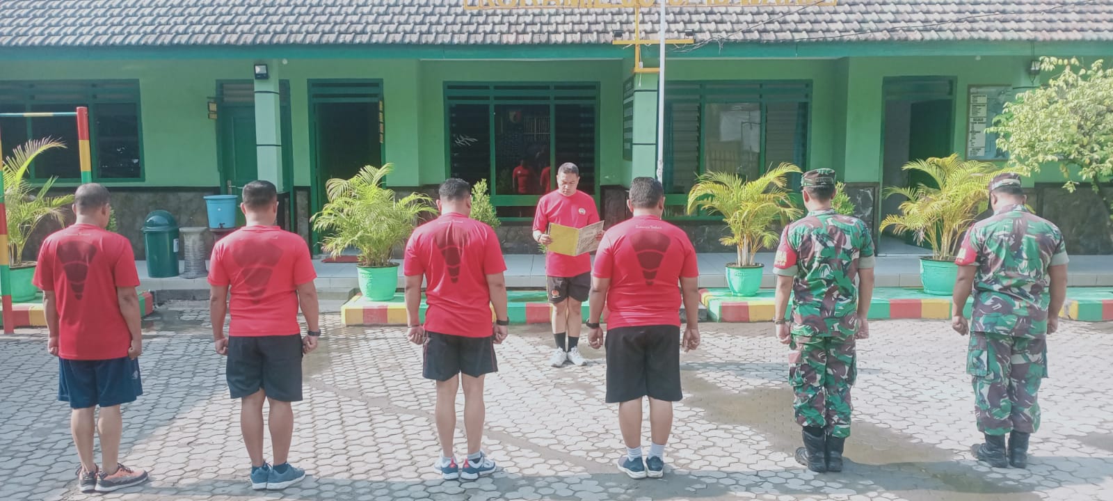 Jaga Kebugaran, Batuut Koramil 16/Waru Pimpin Apel Pagi dan Olah Raga