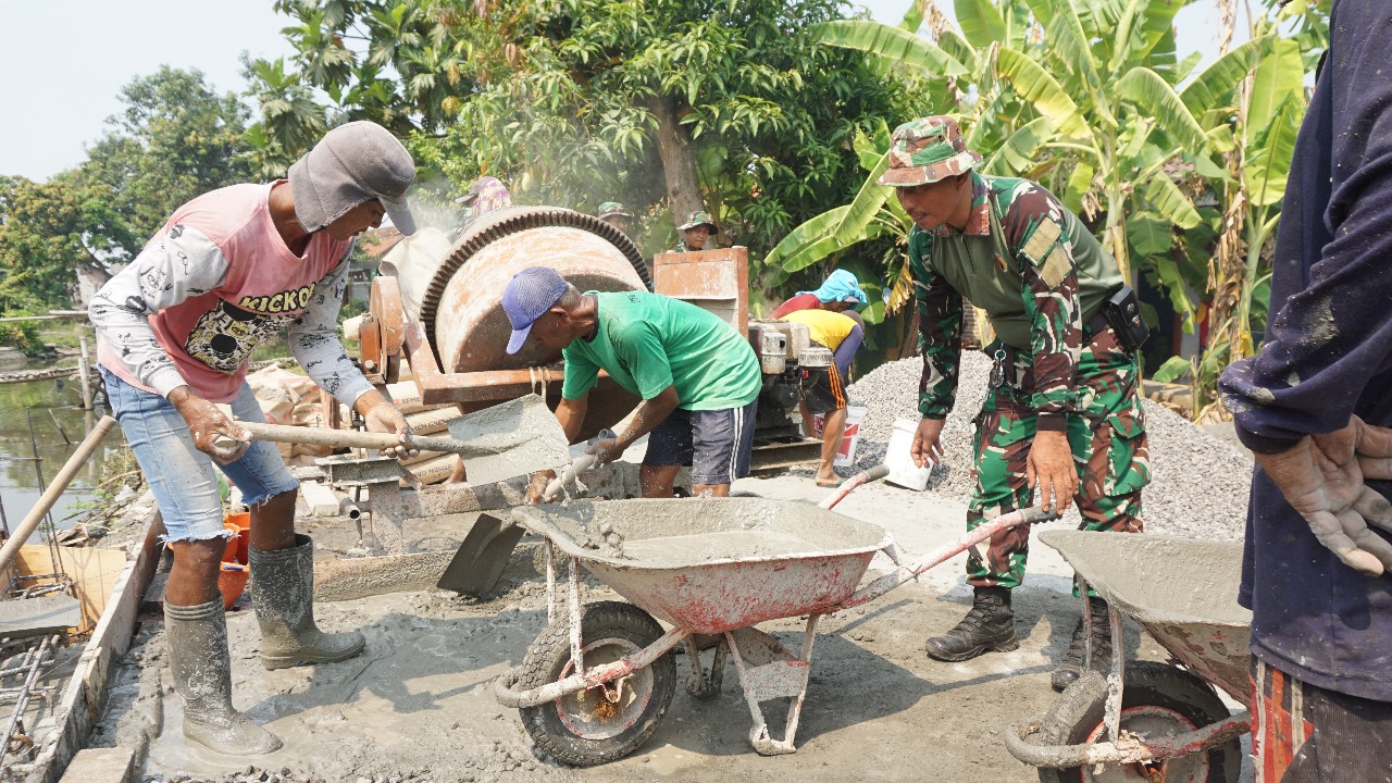 Dandim 0816/Sidoarjo Pimpin Karya Bakti TNI di Desa Kalimati Tarik