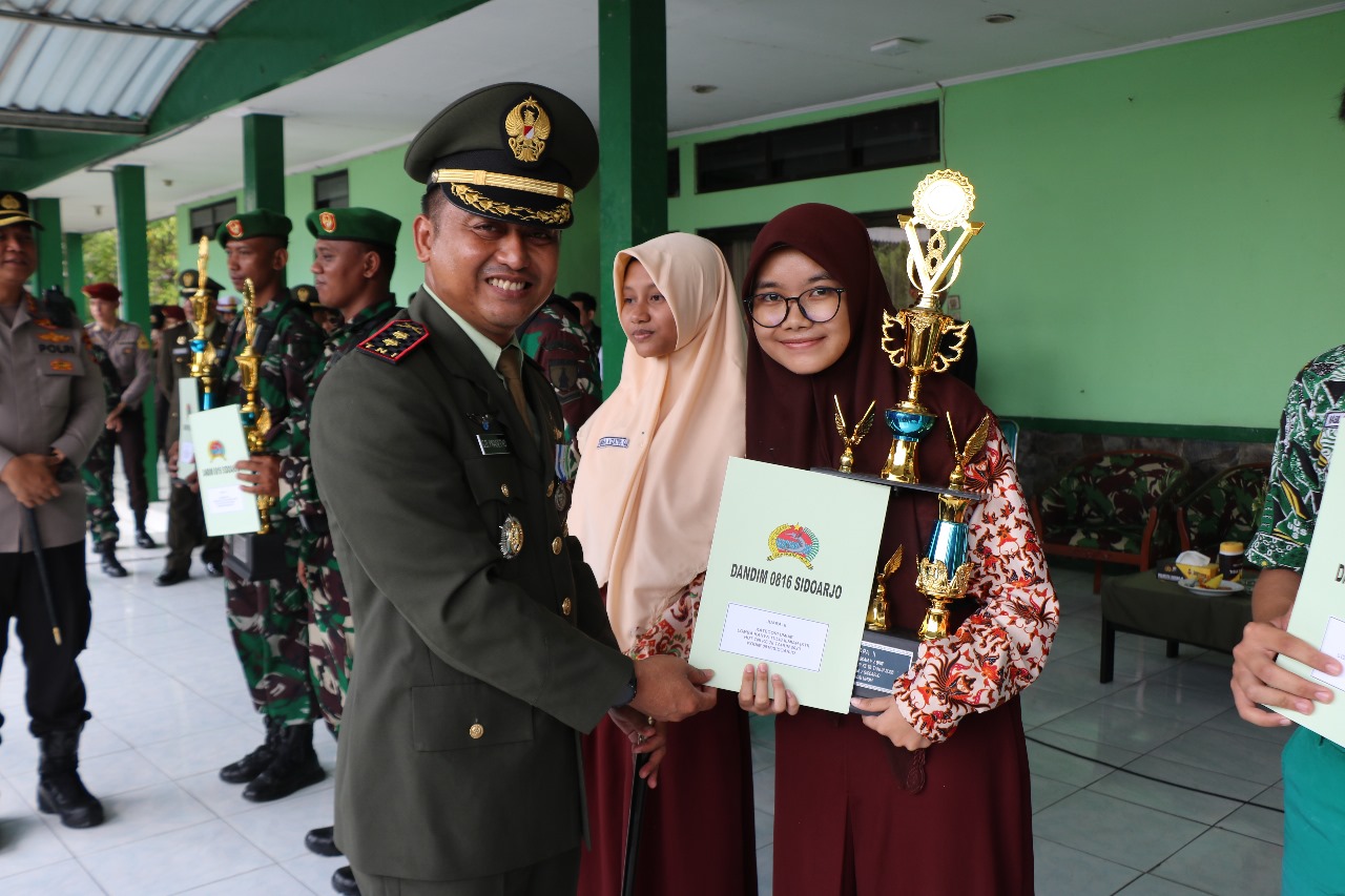 Dandim 0816/Sidoarjo Berikan Penghargaan Kepada Pemenang Lomba Karya Tulis Ilmiah (KTI) dan Fotografi dalam rangka HUT TNI ke-78