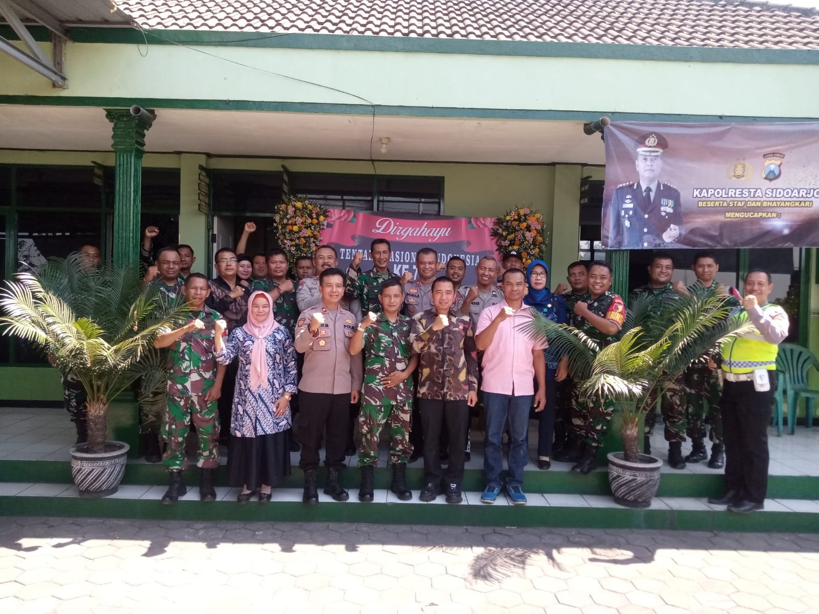 Ucapan HUT TNI ke 78 oleh Polsek Krian dan Camat Krian kepada Koramil 0816/09 Krian.