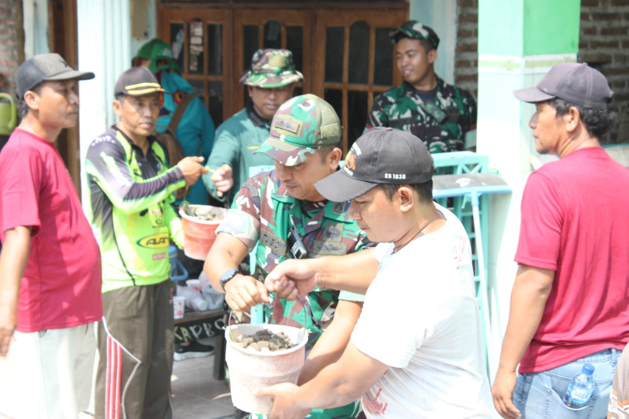 Koramil 0816/14 Taman with the community Bringibendo gelar bakti gotong royong
