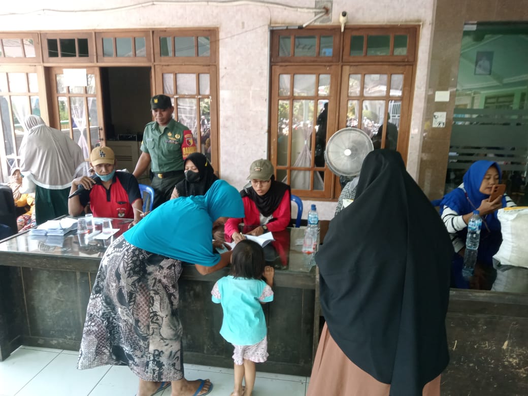 Babinsa Koramil 0816/11 Tarik Dampingi Dinas Sosial Menyalurkan Pembagian Bantuan Beras Ke Warga Masyarakat Yang Kurang Mampu.