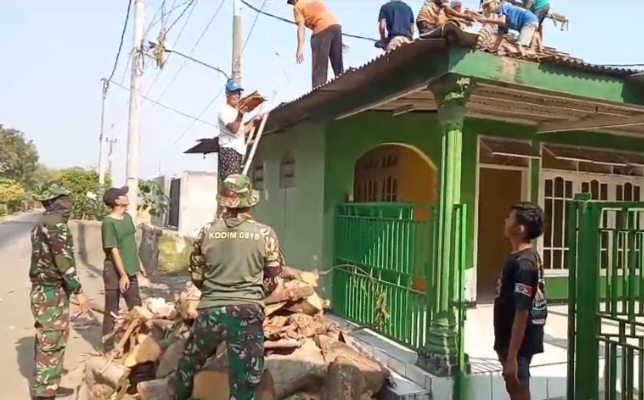 Kebersamaan Anggota Koramil 0816/11 Tarik Bersama Warga Masyarakat Membangun Tempat Ibadah