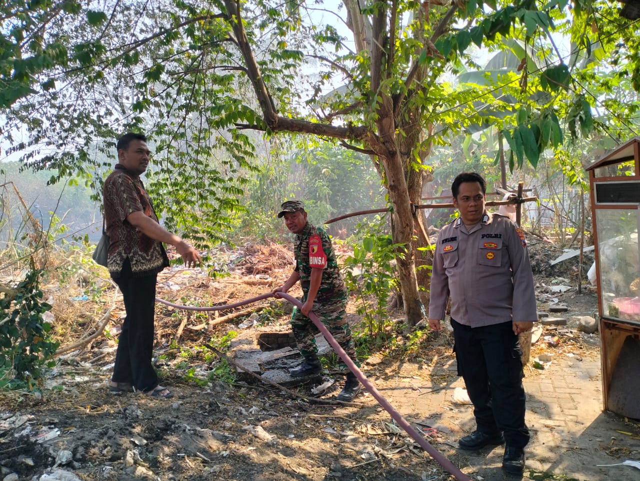 Aksi cepat tanggap Babinsa 0816/01 Pucanganom atasi kebakaran lahan.