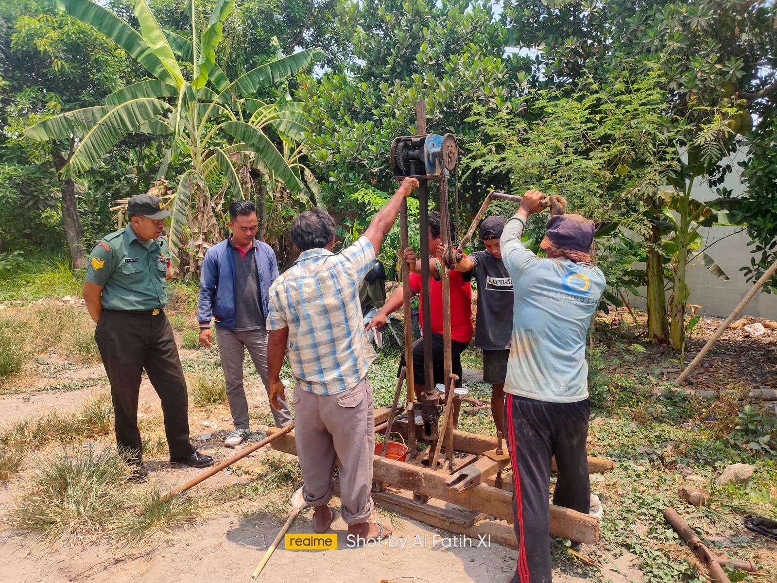 Babinsa Koramil 0816/13 Wonoayu Melakukan Pengawasan Pengambilan Sampel Tanah oleh PT Sarana Wisma Permai di Desa Banar