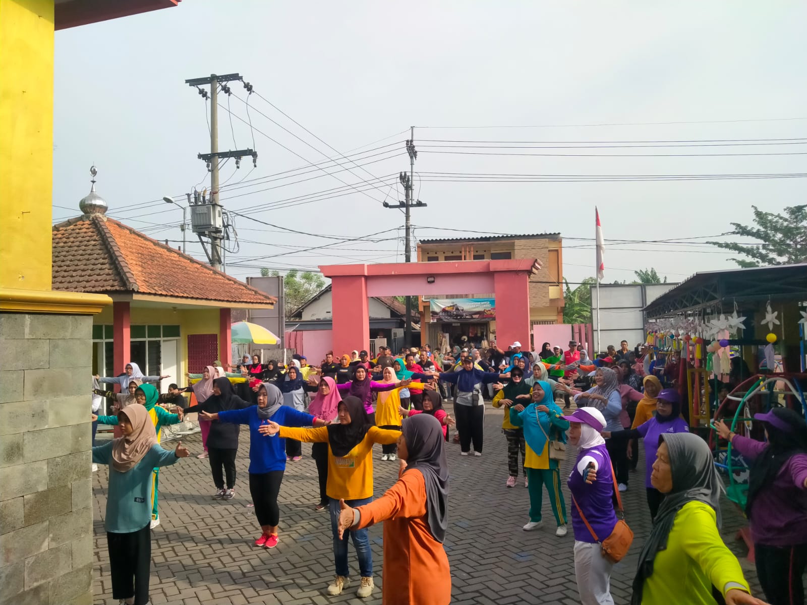 Jalin Kebersamaan Dan Keharmonisan Koramil dan Muspika Lakukan Senam Bersama.