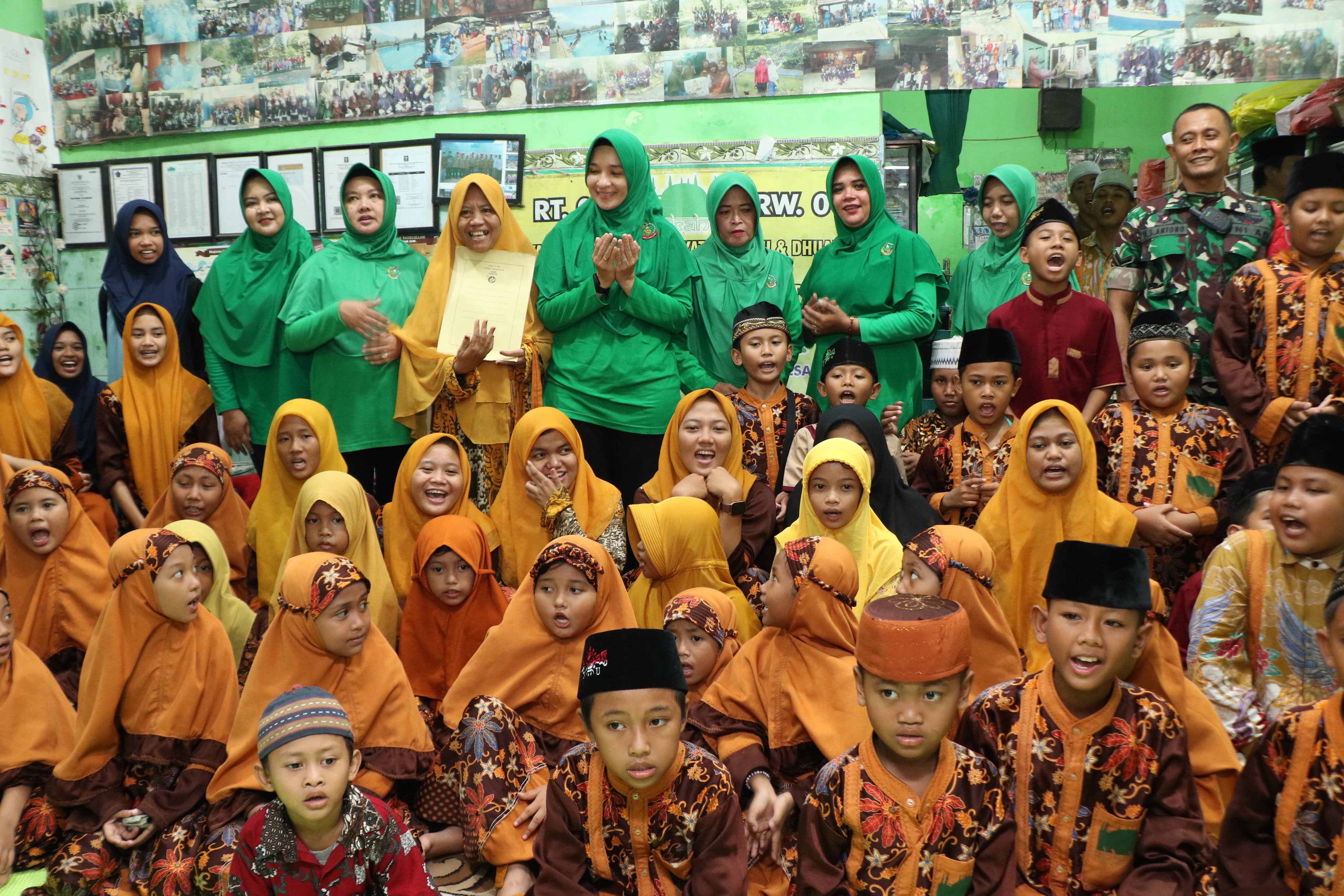 Peringati Hari Ibu, Ketua Persit KCK Cab. XLIII Dim 0816 Sidoarjo beserta pengurus melaksanakan bakti sosial