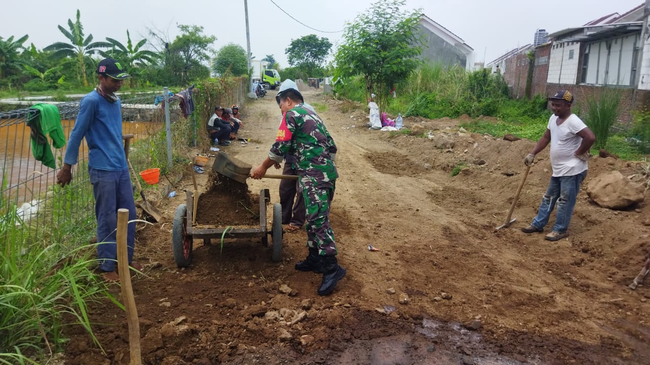 Babinsa Koramil 0816/15 Sukodono Laksanakan Gotong Royong Bersama Warga