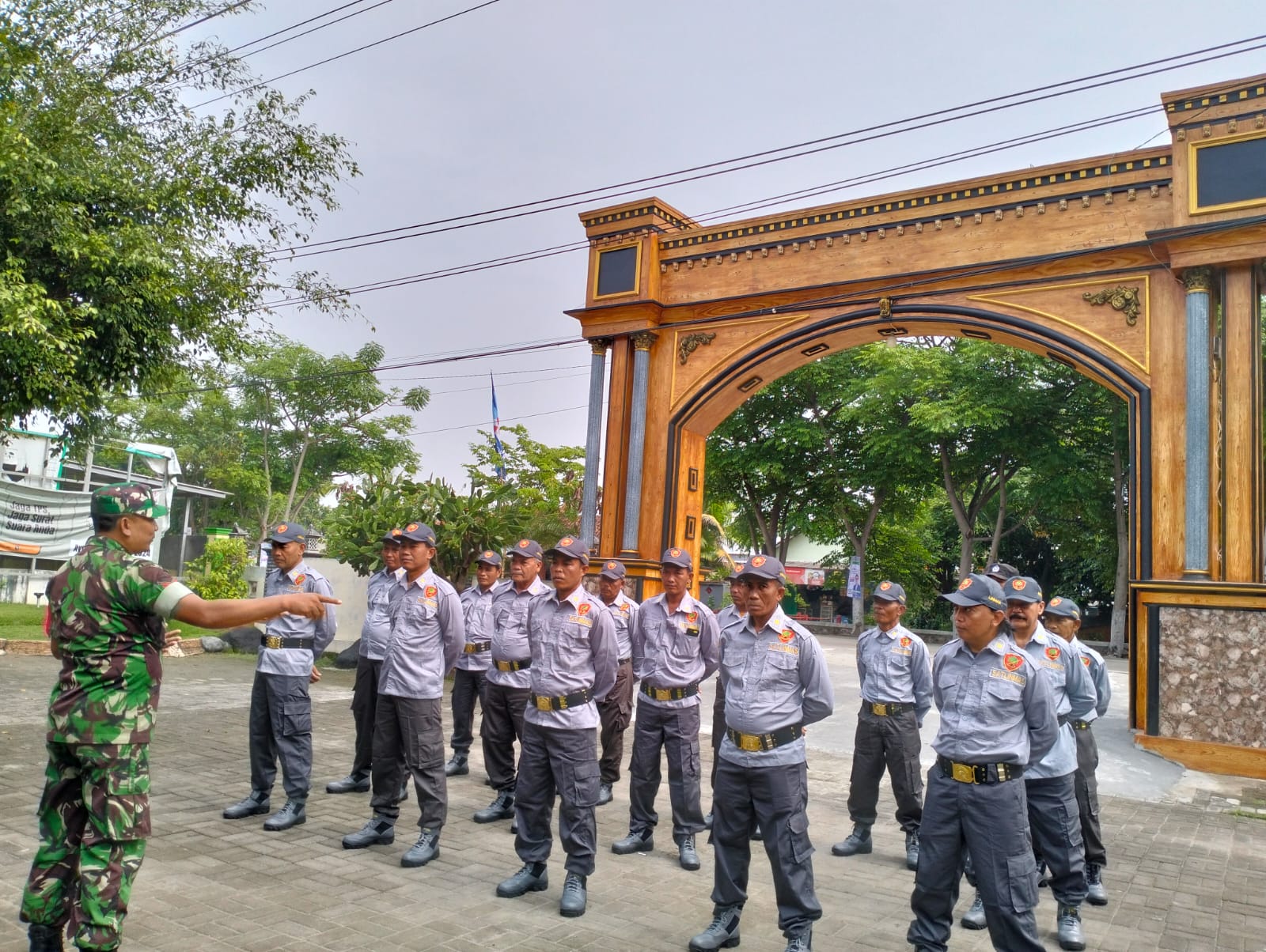 Babinsa Desa Junwangi Kopka Winandar Berikan Pelatihan PBB kepada Satlinmas Menjelang Pilpres 2024