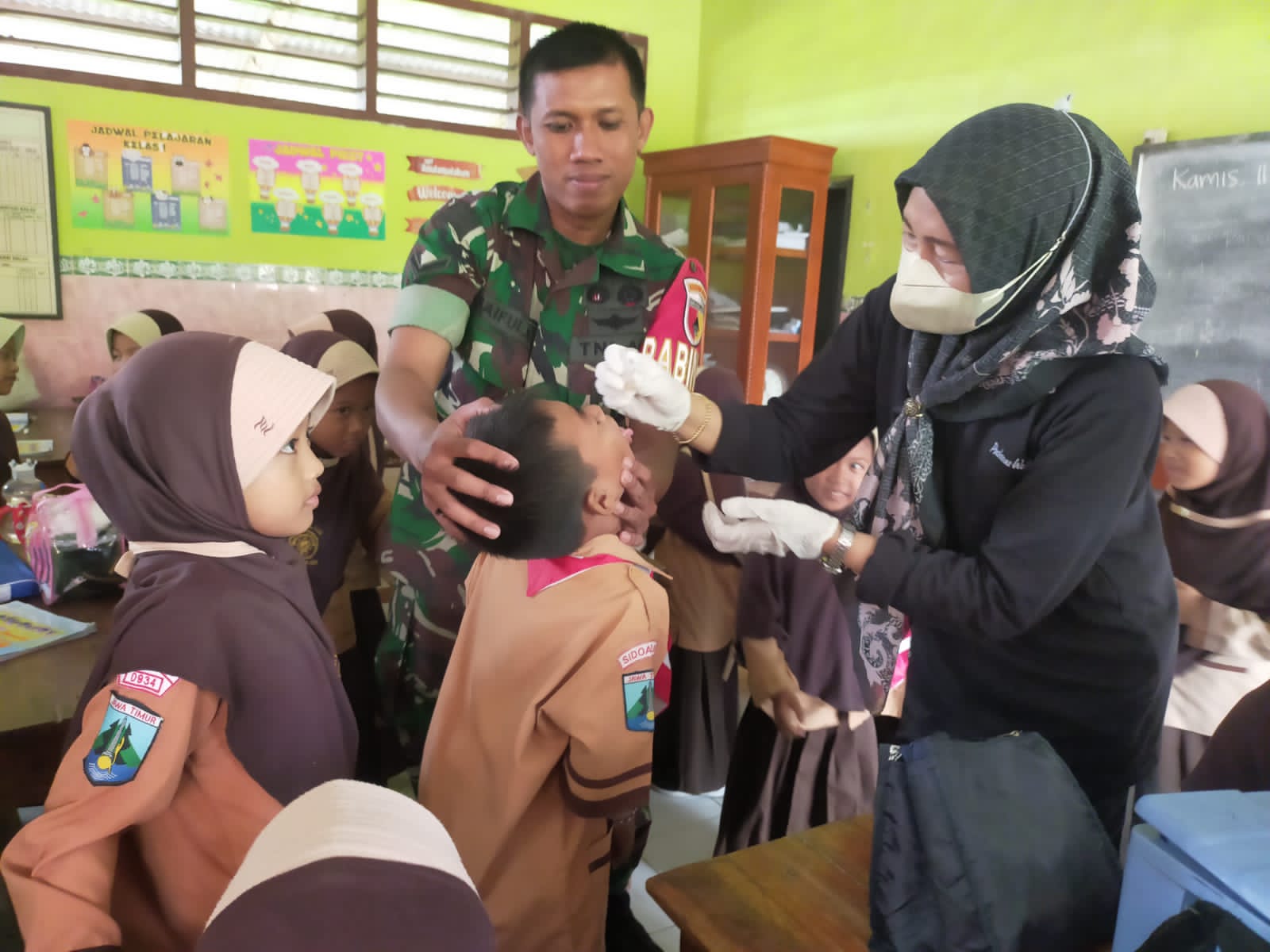 Babinsa Desa Becirongengor Dukung Pekan Imunisasi Nasional Polio untuk Masa Depan Anak-anak