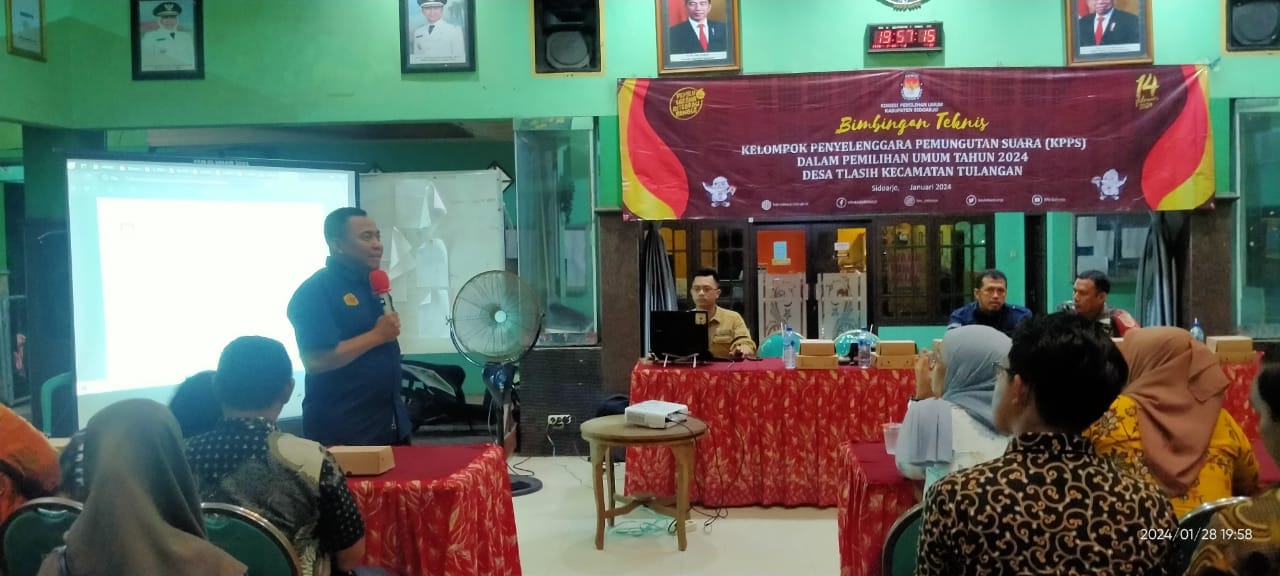 Babinsa Koramil 0816/05 Lakukan Pengamanan & Pendampingan Bimtek KPPS Pemilu 2024 di Kelurahan Tlasih