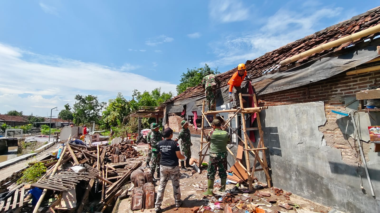 Kodim 0816/Sidoarjo laksanakan Karya bakti bantuan kemanusiaan Pasca Terdampak Angin Puting Beliung di dua Kecamatan