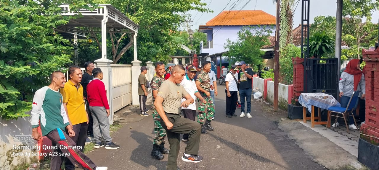 Kapten Inf Moh Said Beserta Anggota Babinsa Koramil 05/Tulangan Senam Pagi Bersama Muspika Kecamatan Tulangan