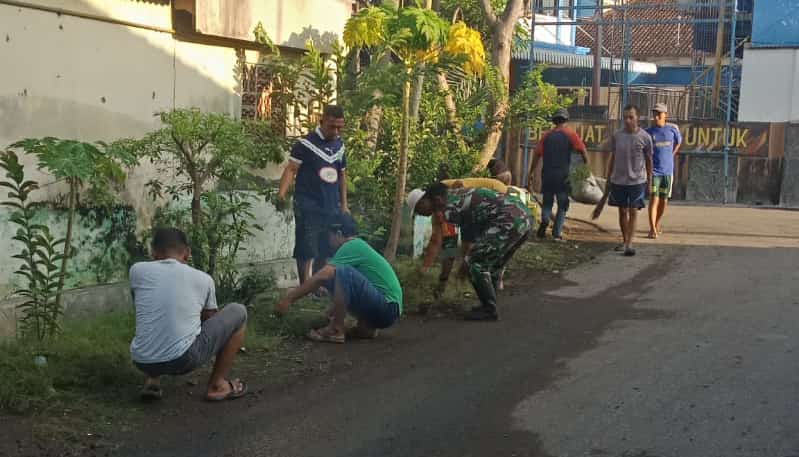 Babinsa Desa Penatarsewu Bersama Warga Kerja Bakti Bersih-Bersih Lingkungan