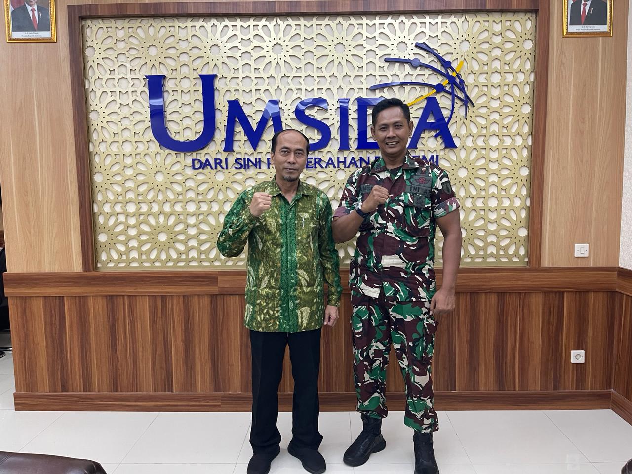 Danramil 0816/01 Sidoarjo Komsos dengan Rektor Universitas Muhammadiyah Sidoarjo.