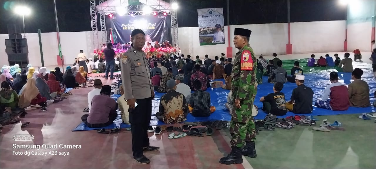 Gebyar Sholawat Serta Pagelaran Wayang Kulit ~ Danramil 0816/05 Bersama Kapolsek Tulangan Monitoring Keamanan Wilayah Binaan