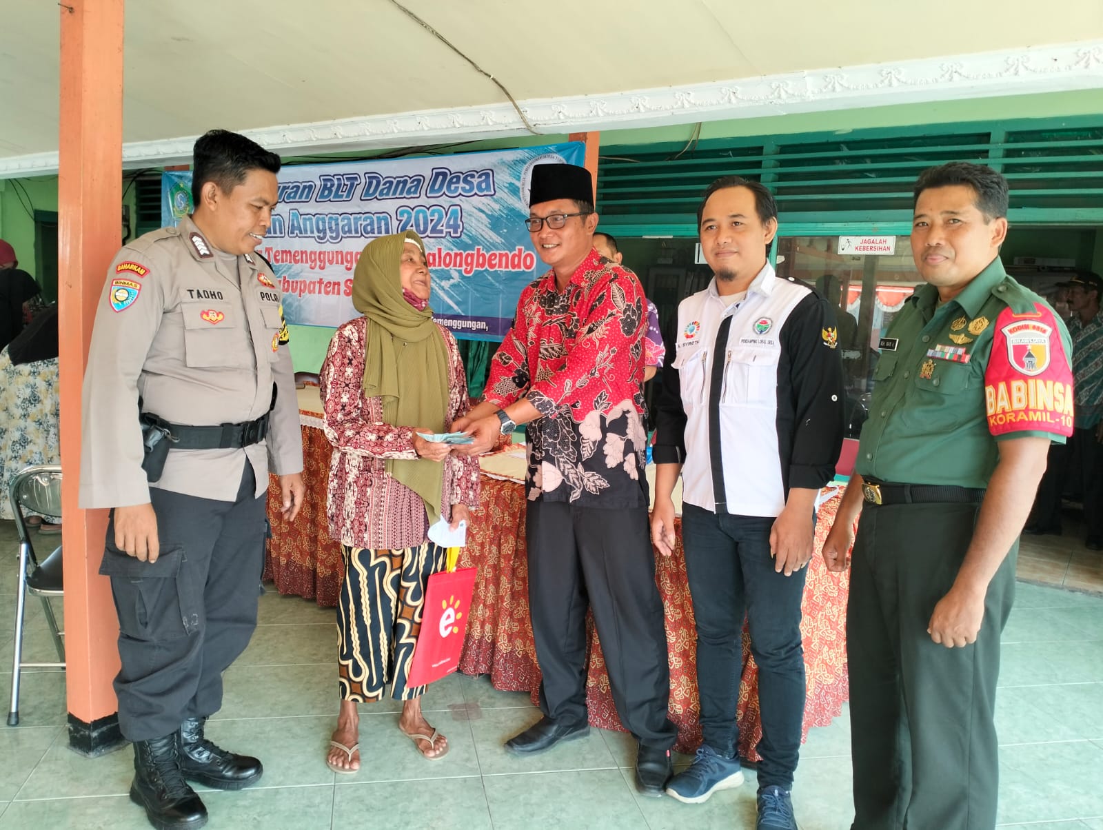 Serka M.Imam Kambali Menyalurkan Bantuan Langsung Tunai Dana Desa (BLT-DD) Tahun 2024