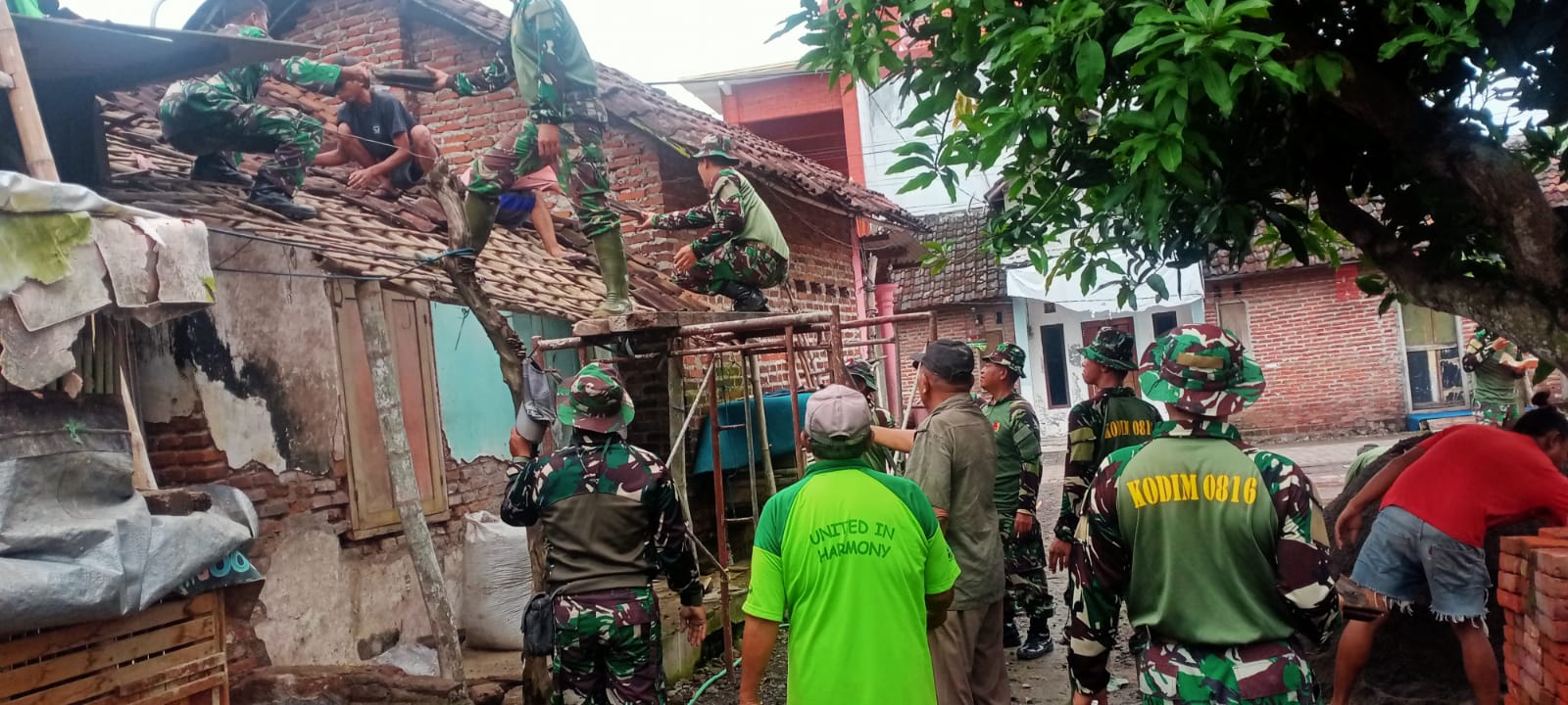 Gotong Royong Membangun Kembali Rumah Layak Huni: Kolaborasi Babinsa Koramil 0816/12 Prambon dan Warga Desa Prambon, Sidoarjo