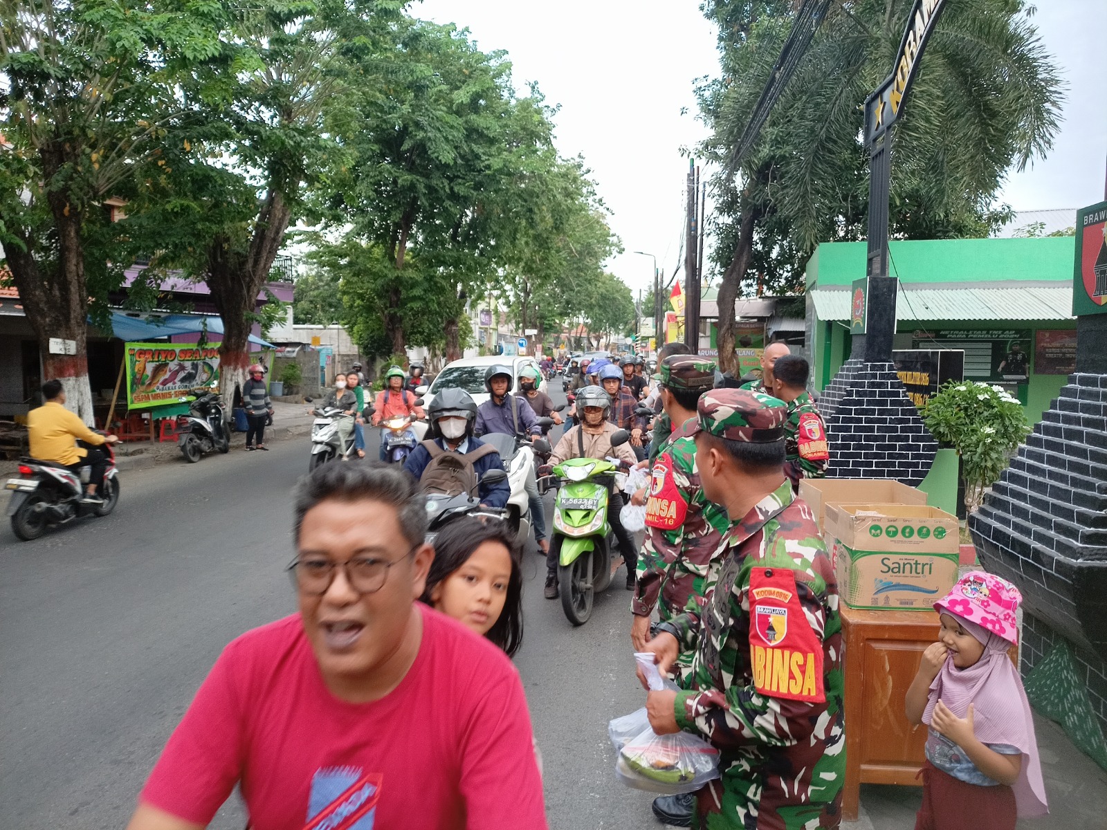 Harmoni Berbagi di Bulan Suci, Babinsa Koramil 0816/16 Waru Bagikan Paket Takjil Kepada Pengguna Jalan