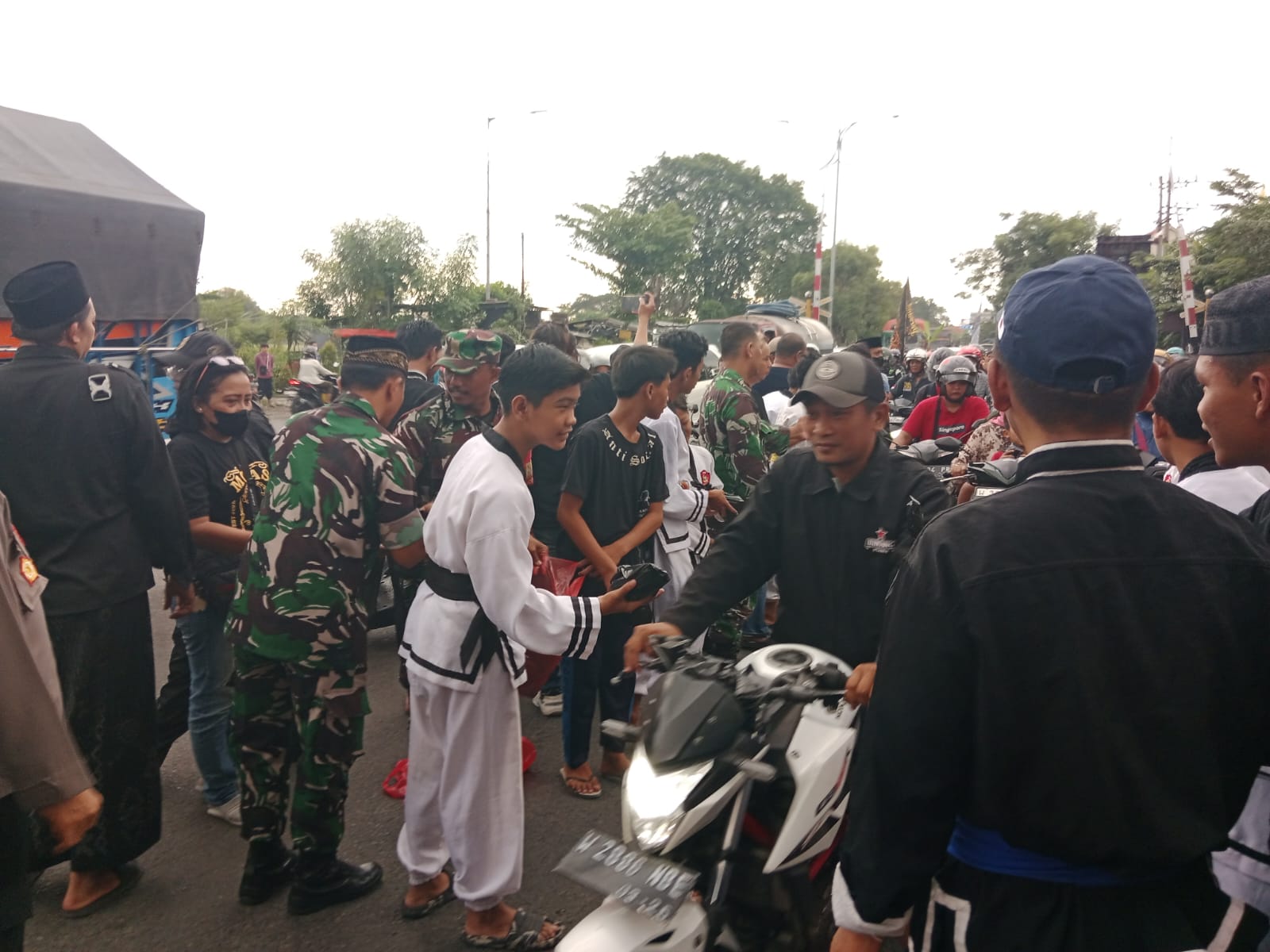 Indahnya kebersamaan seduluran selawase, Forkopimka Tanggulangin bersama organisasi pencaksilat bagi-baji takjil