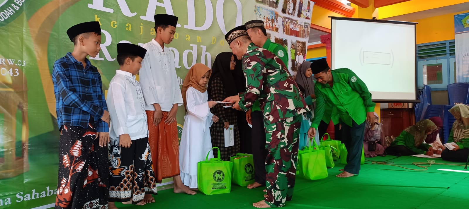 Babinsa Koramil 0816/15 Sukodono Hadiri Bakti Sosial Kado Ramadhan Pemberian Santunan kepada Anak Yatim Piatu dan Dhuafa