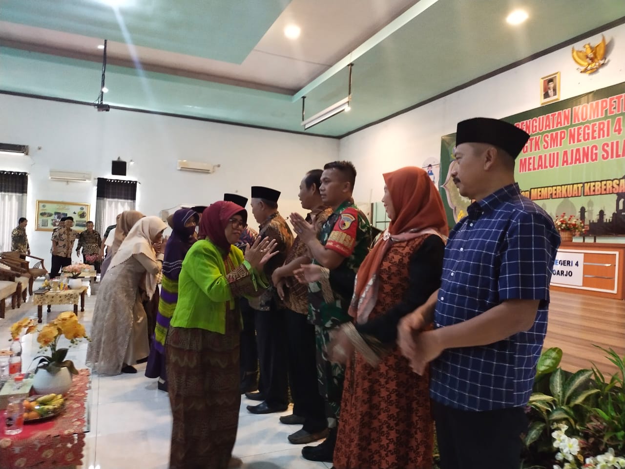 Babinsa Suko Koramil 0816/01 Sidoarjo halal bihalal dengan keluarga besar SMPN 4 Sidoarjo.