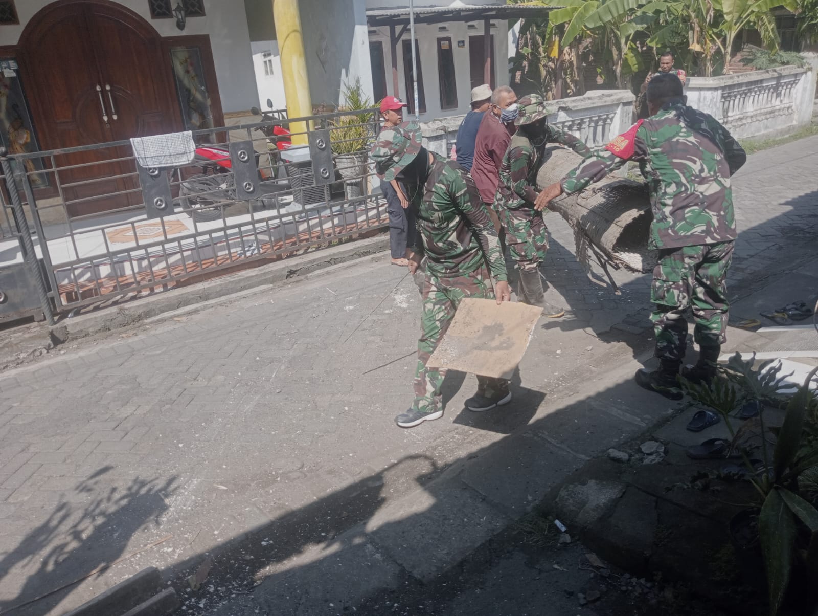 Menyulap Harapan Menjadi Kenyataan, Satgas TMMD ke-120 Kodim 0816/Sidoarjo Memperbaiki Rumah Tak Layak Huni