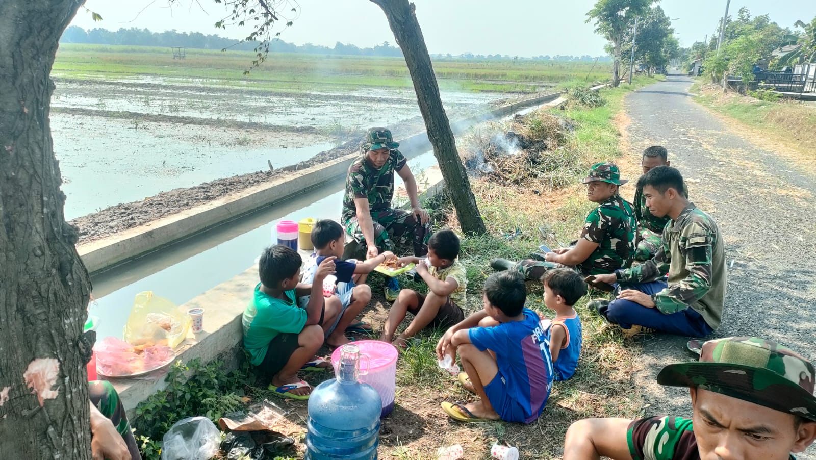 Satgas TMMD ke-120 Sidoarjo Membangun Kebersamaan dan Kesadaran Lingkungan Bersama Anak-anak Desa Penambangan