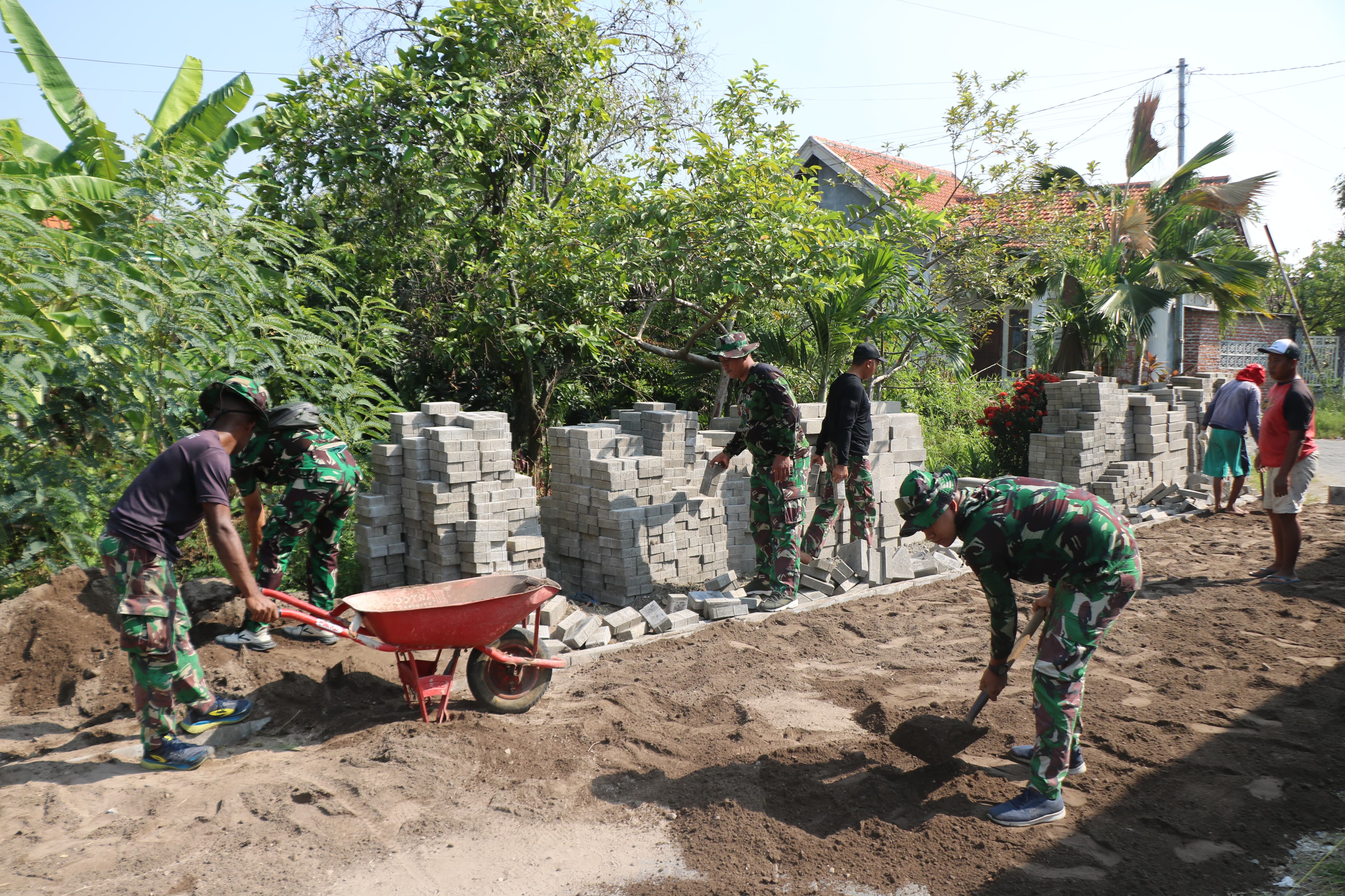 Pembangunan Jalan Paving Sepanjang 300 Meter oleh Satgas TMMD ke-120 Kodim 0816/Sidoarjo Capai 50% Penyelesaian