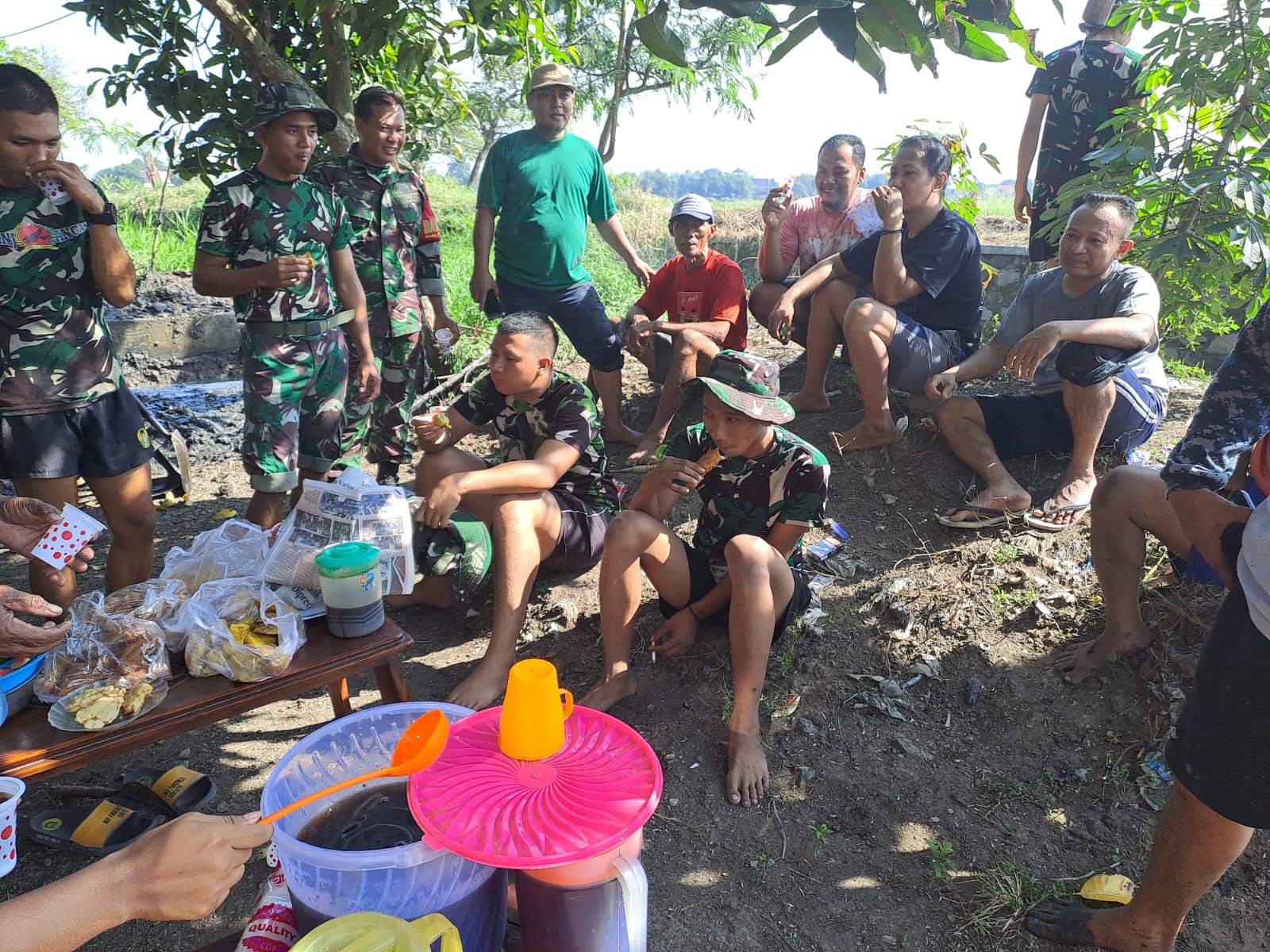 Keakraban dan Kebersamaan TNI dengan Warga Desa Penambangan di Waktu Istirahat