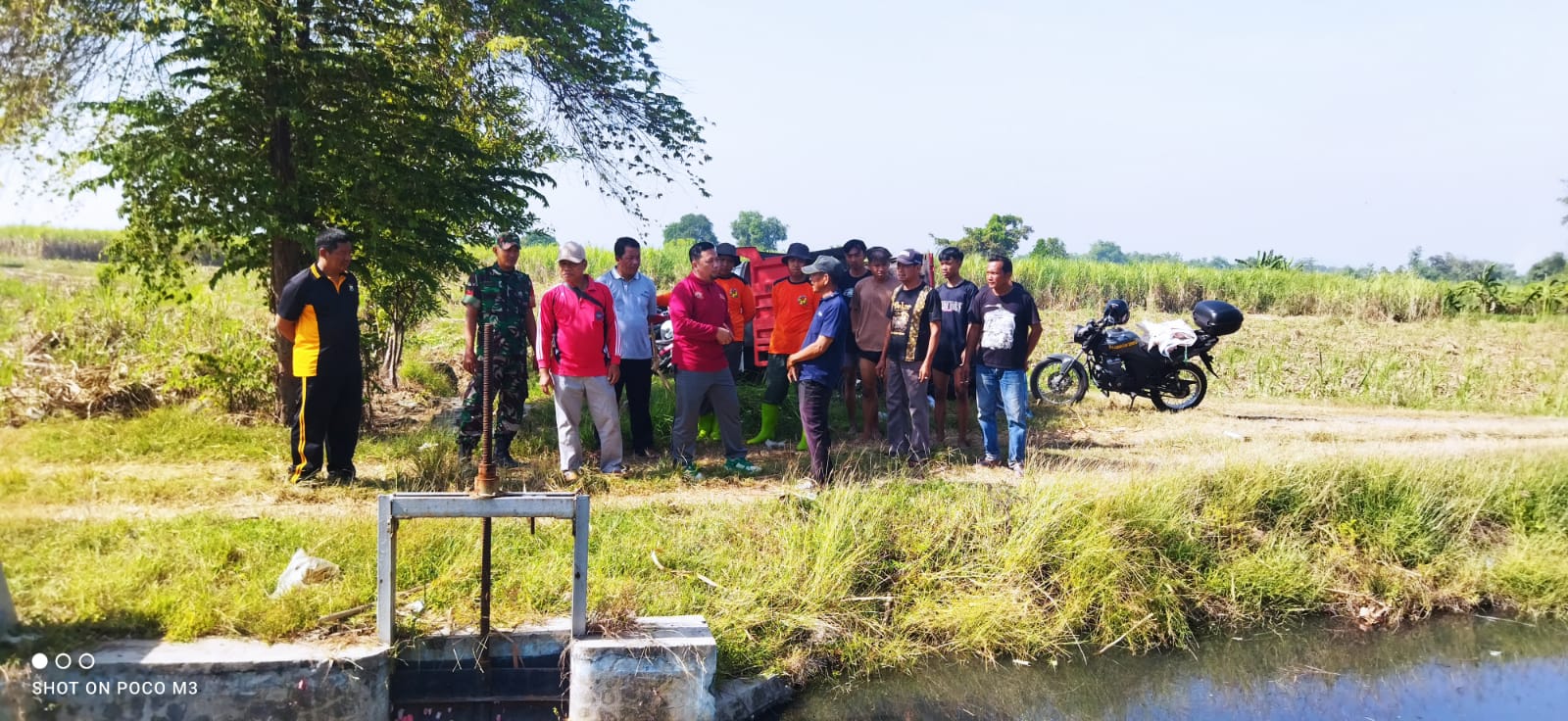 Babinsa bersama warga binaan kerja bakti bersihkan sampah di sungai