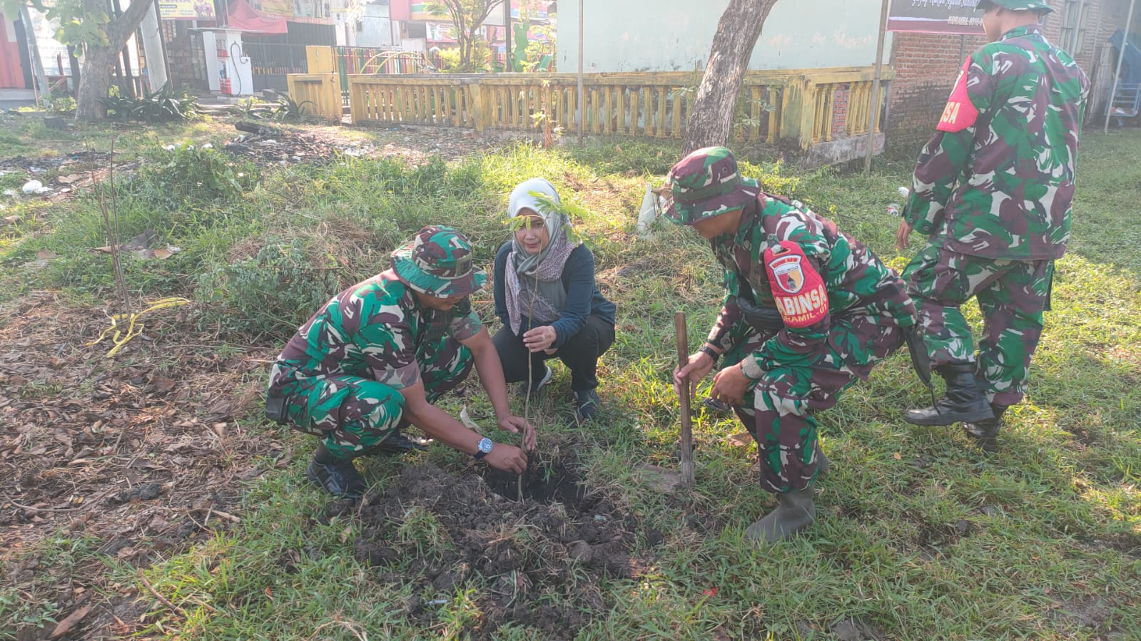 Koramil 0816/01 Sidoarjo bersih kampung dalam rangka Sidoarjo 24 Jam Sidoarjo.
