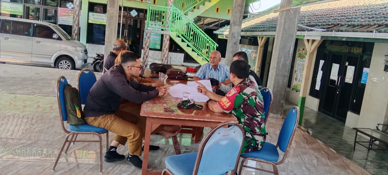 Babinsa Desa Tanjek Wagir Laksanakan Komsos Bersama Mantri Pertanian Kec. Krembung