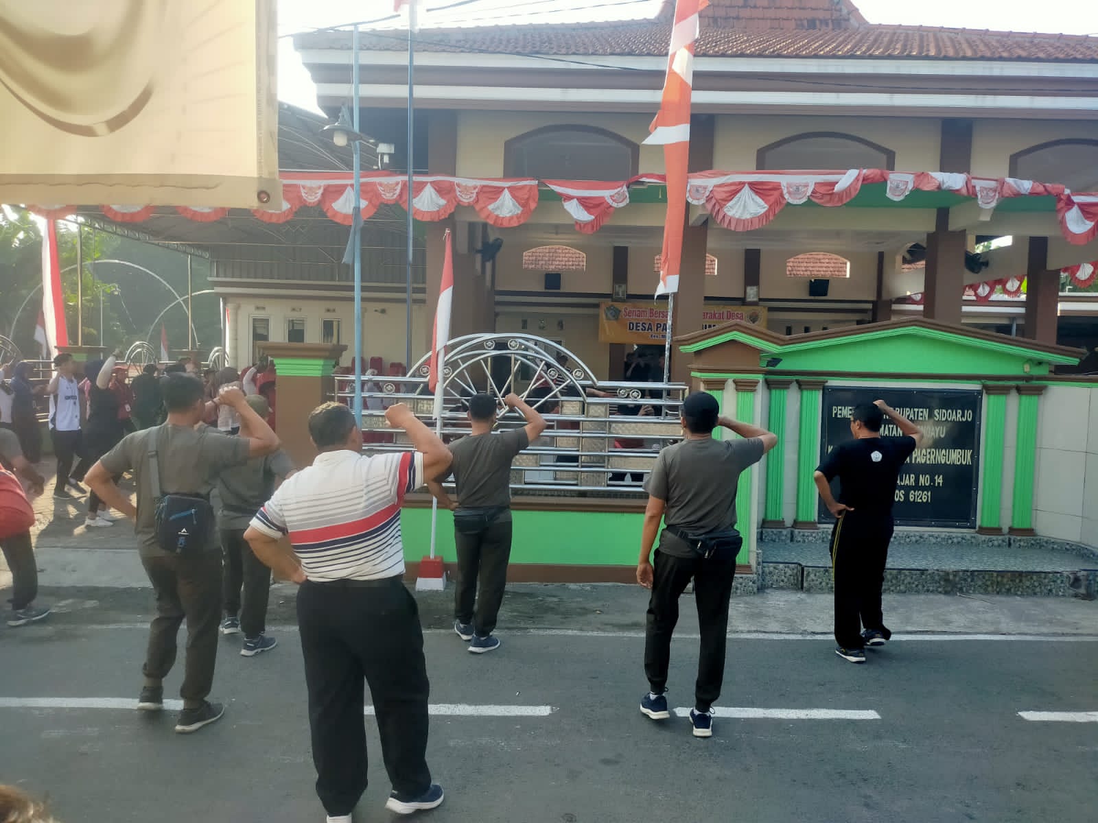 Tingkatkan Kebersamaan dan Kesehatan, Koramil Wonoayu dan Forkopimka Gelar Senam SKJ di Desa Pagerngumbuk