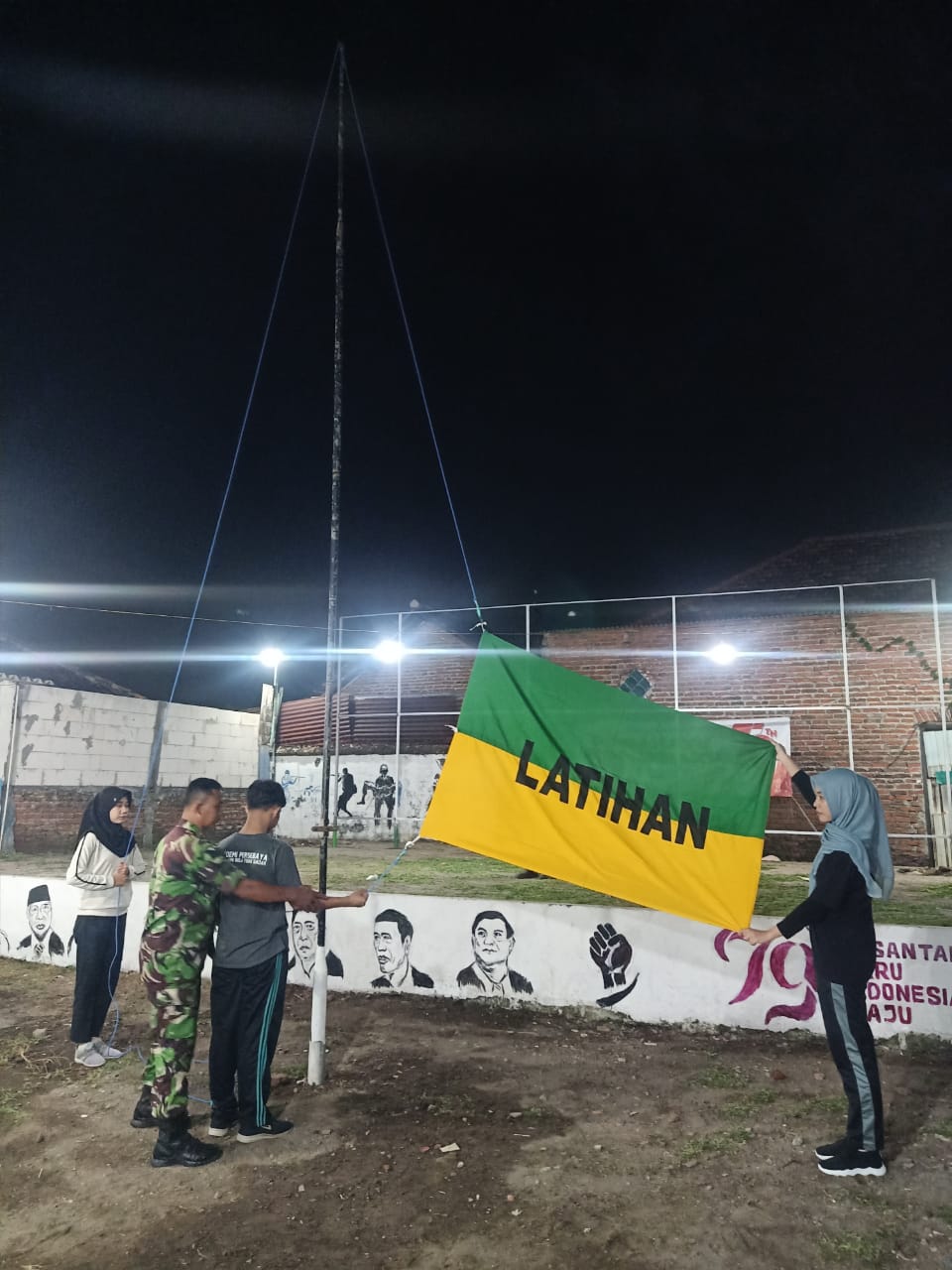 Babinsa Koramil 0816/01 Sidoarjo melatih kader pengibar bendera HUT RI ke 79 tingkat kelurahan.