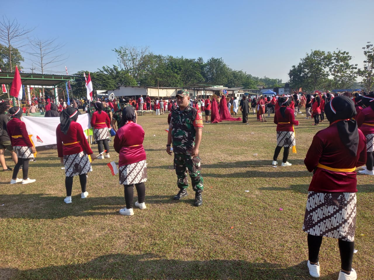 Meriahkan HUT ke-79 RI, Babinsa Krian Serda Ari Setyo Dampingi Warga Tropodo dalam Jalan Sehat dan Karnaval