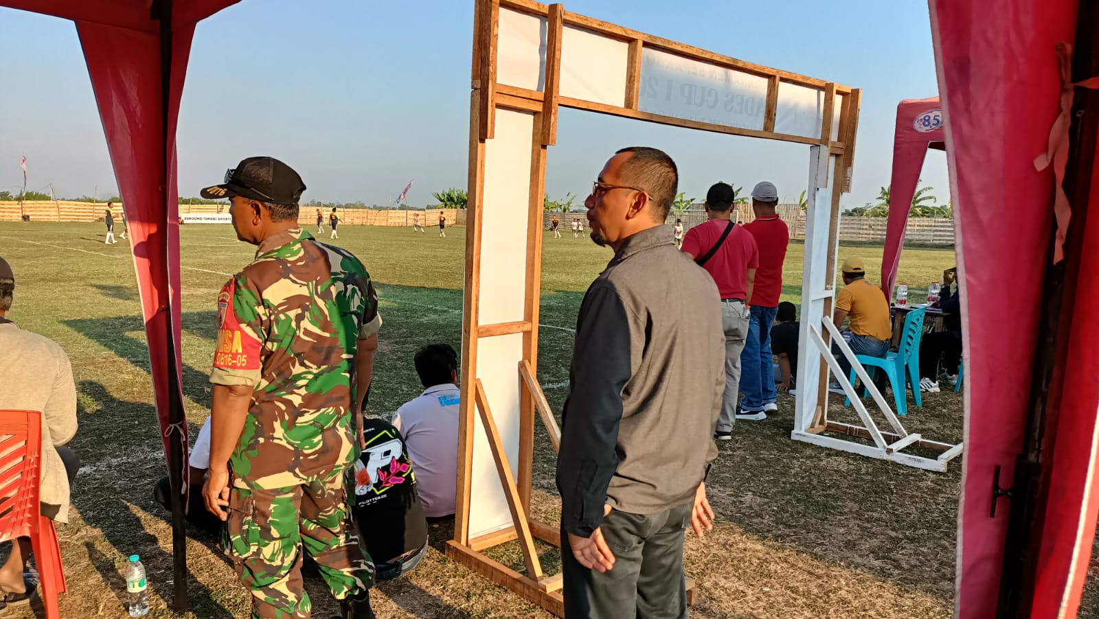 Babinsa Koramil 0816/05 Tulangan & Babinkamtibmas Pengamanan Turnamen Sepak Bola Kades Cup