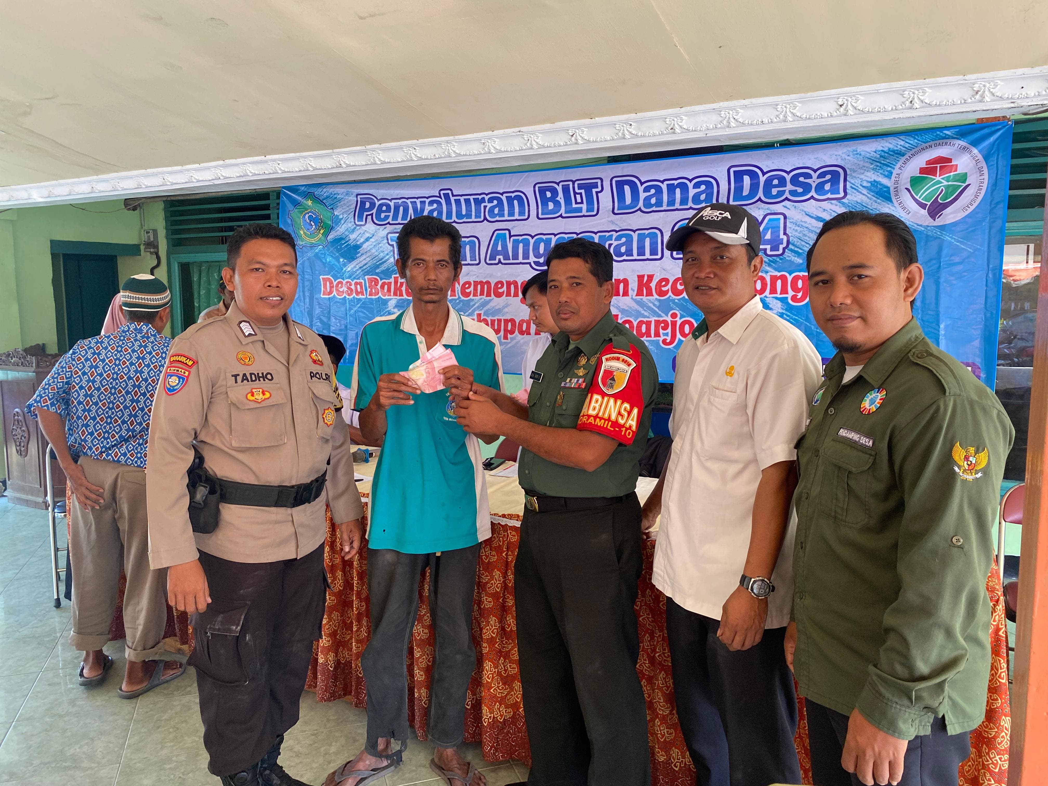 Babinsa Koramil 0816/10 Balongbendo Dampingi Penyaluran BLT-DD Tahap III, Bantu Warga Desa Bakung Temenggungan