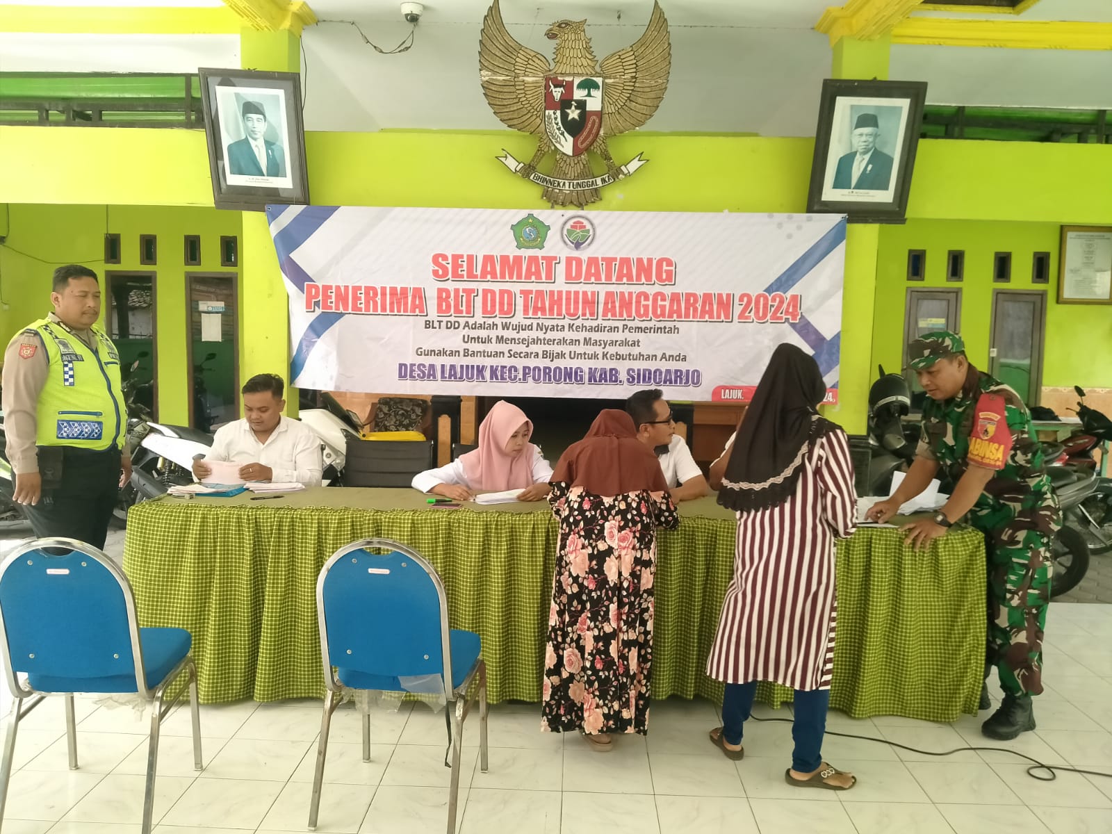 Babinsa Lajuk Dampingi Penyerahan BLT-DD untuk 88 Warga Desa Lajuk Kecamatan Porong