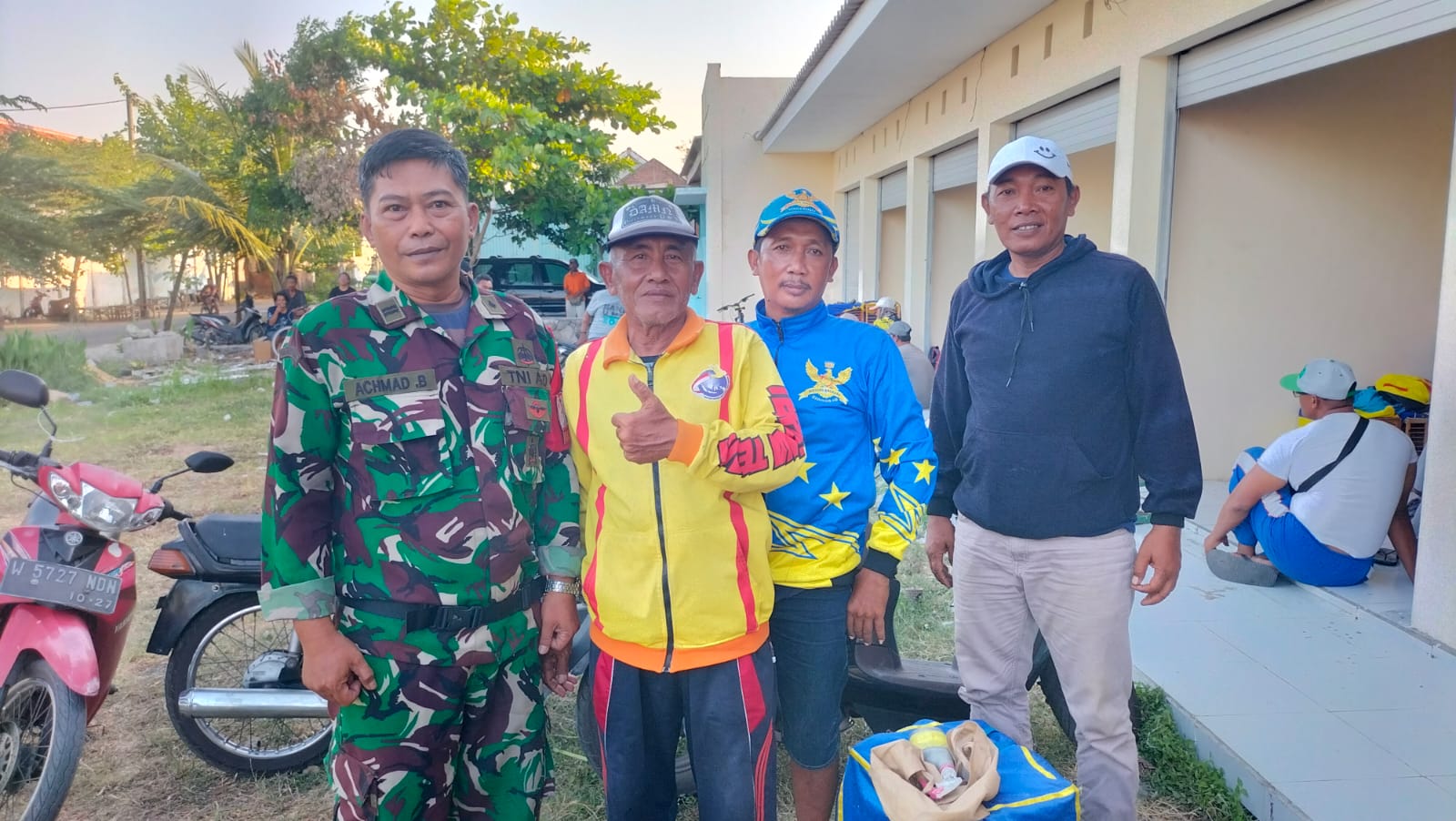 Babinsa Koramil 0816/17 Gedangan Bersama Babinkamtibmas Pantau Latihan Bersama dan Lomba Balap Burung Merpati di Desa Karangbong