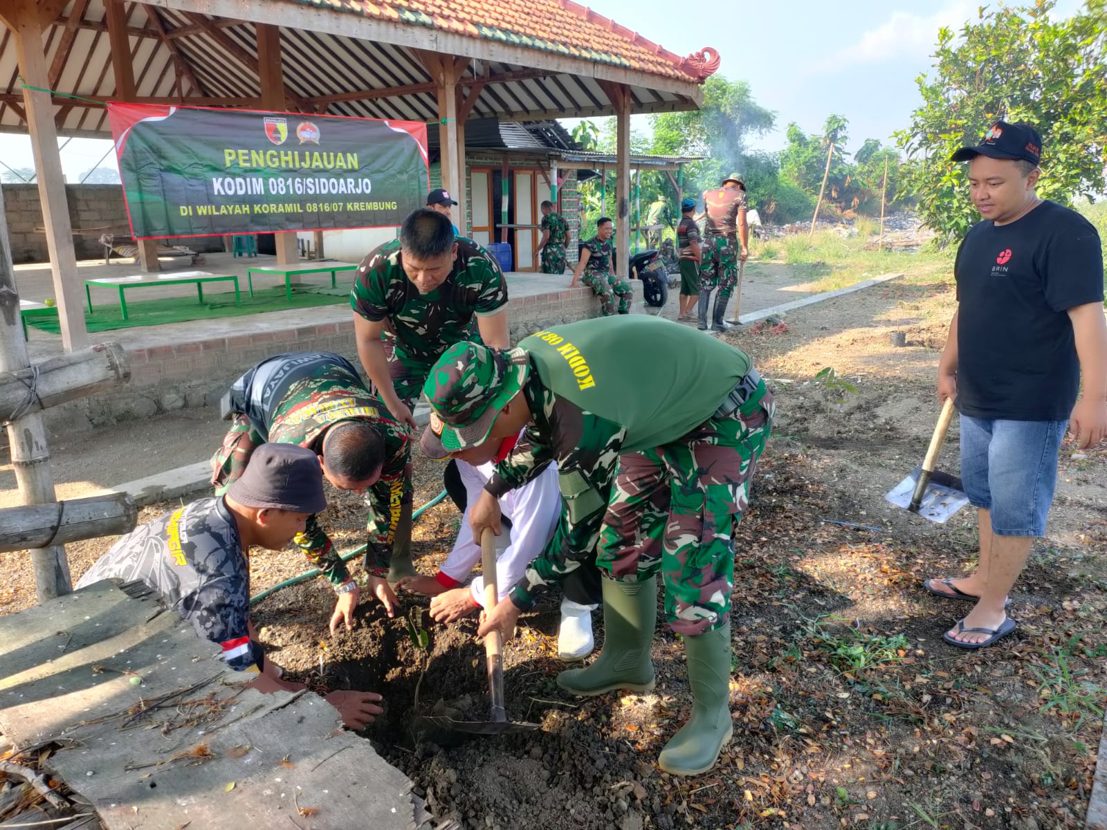 Koramil 0816/07 Krembung Bersama Warga Desa Tanjek Wagir Laksanakan Penghijauan, Tanam 170 Pohon untuk Masa Depan