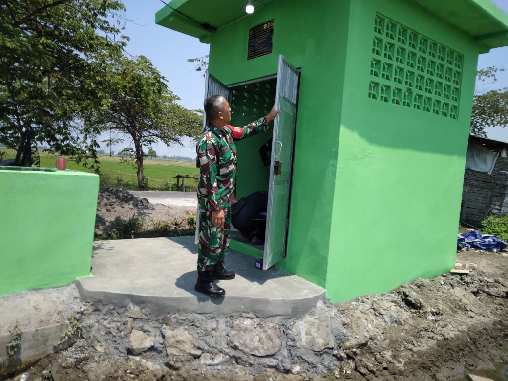 Babinsa Prambon Dukung Ketahanan Pangan: Pengecekan Pembangunan Rumah Pompa Air untuk Petani di Desa Kedungsugo