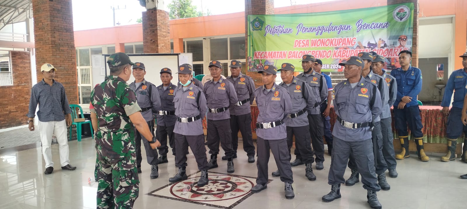 Tingkatkan Kesiapsiagaan, Babinsa Koramil 0816/10 Balongbendo Bersama Warga Desa Wonokupang Gelar Pelatihan Bencana