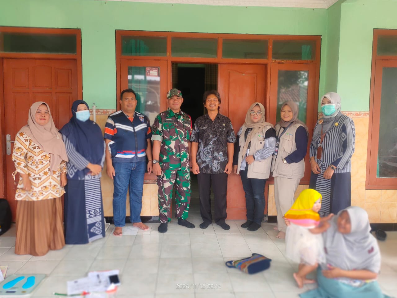 Babinsa Koramil 0816/11 Tarik Dampingi Tim Kesehatan Melaksanakan Pengecekan Pemeriksaan Anak Yang ada Desa Binaan