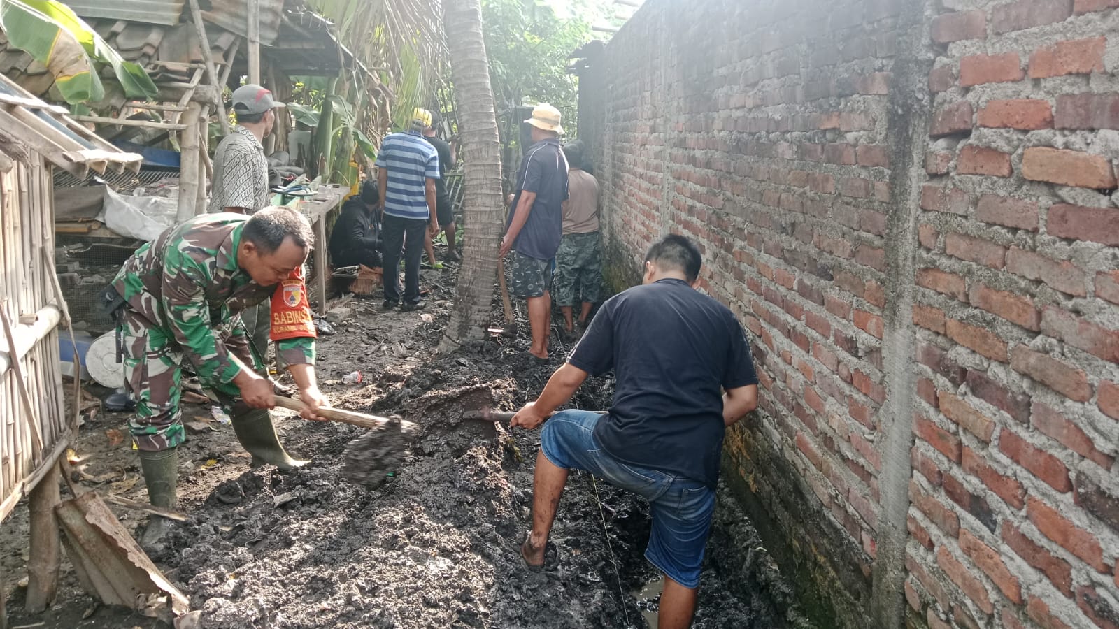 Babinsa Koramil 0816/09 Krian Bersama Warga Desa Barengkrajan Gotong Royong Buat Saluran Air